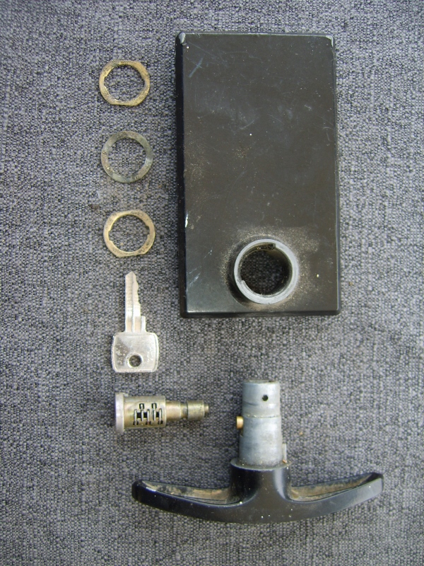 Garage locks in Barnet. We replace broken handles.